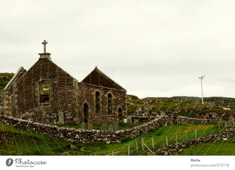 Schutzlos Umwelt Landschaft Wiese Hügel Kirche Ruine Bauwerk Gebäude Mauer Wand Stein Zeichen Kreuz alt kaputt Stimmung Glaube bizarr Einsamkeit Endzeitstimmung