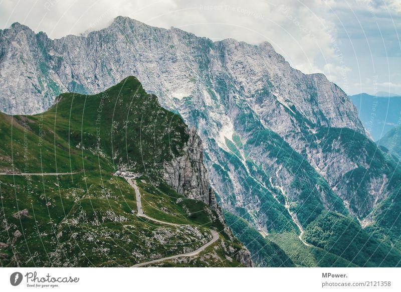 ...höchste straße sloweniens... Umwelt Wolken Schönes Wetter Felsen Alpen Berge u. Gebirge Gipfel Höhenangst Slowenien Straße Pass Felswand hoch Aussicht