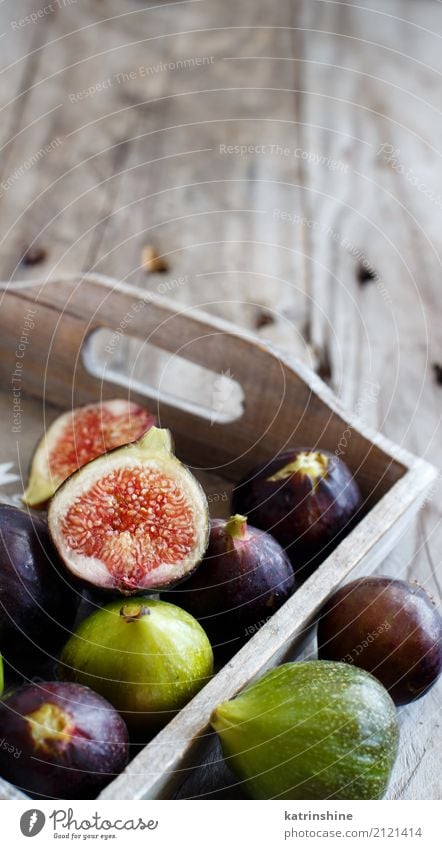 Grüne und purpurrote Feigen in einem Kasten auf einem hölzernen Hintergrund Frucht Ernährung Sommer Garten dunkel frisch grau grün Lebensmittel Gesundheit