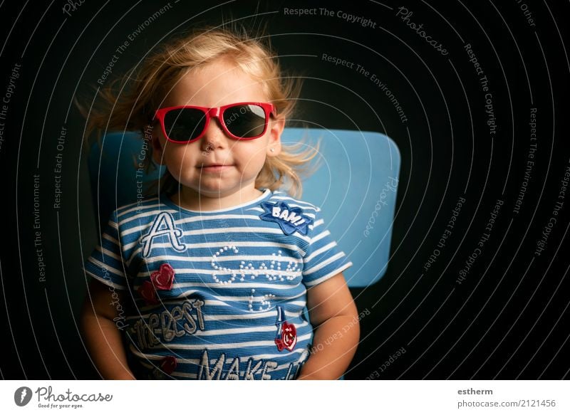 Lustiges Baby mit Sonnenbrille Lifestyle Ferien & Urlaub & Reisen Ausflug Abenteuer Freiheit Stuhl Kindergarten Mensch feminin Mädchen Kindheit 1 0-12 Monate