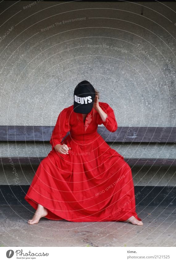 Kunstpause feminin Frau Erwachsene 1 Mensch Künstler Theaterschauspiel Schauspieler Mauer Wand Bank Kleid Barfuß Mütze Schriftzeichen festhalten Rauchen sitzen