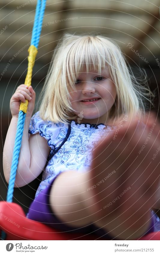 Das macht Spaß! Lifestyle Leben Freizeit & Hobby Spielen Kindergarten Mädchen Kindheit Kopf Haare & Frisuren Gesicht Zähne Beine Fuß 1 Mensch 3-8 Jahre Natur