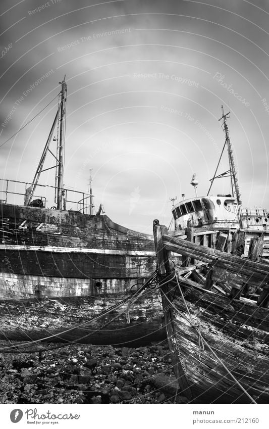 out of order Fischereiwirtschaft Fischereihafen Hafen Schifffahrt Fischerboot Schiffswrack alt kaputt Verfall Vergänglichkeit Zerstörung Schwarzweißfoto