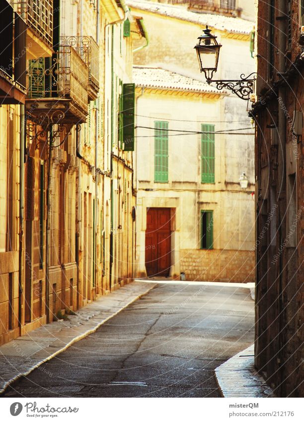 Siesta. Straße ästhetisch mediterran Mallorca Soller Gasse Spanien gold Laterne Häuserzeile Ferien & Urlaub & Reisen Urlaubsstimmung friedlich Erholung