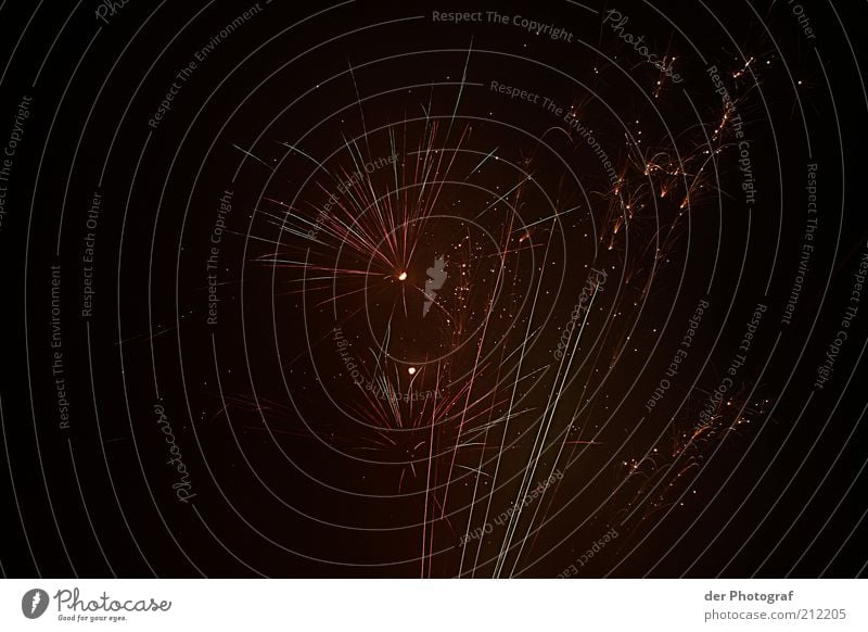 Fireworks #2 Feuerwerk Silvester u. Neujahr Neujahrsfest schön Farbfoto Außenaufnahme Menschenleer Hintergrund neutral Nacht Lichterscheinung Langzeitbelichtung