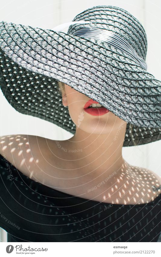 Mädchen mit coolen Pamela Sommer Sonne Mund Lippen Mode Hut Zufriedenheit Design elegant Sol verano Labore Boca Sombrero moda Protección Solar Außenaufnahme