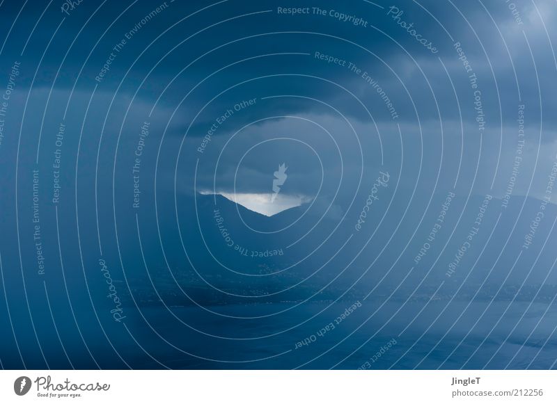 Guckloch Umwelt Natur Landschaft Urelemente Luft Wasser Himmel Wolken Sommer schlechtes Wetter Nebel Regen Felsen Berge u. Gebirge See Lago Maggiore ästhetisch