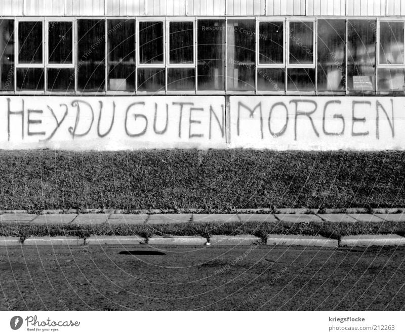 HEY DU GUTEN MORGEN Fabrik Gebäude authentisch Guten Morgen alt Motivation Gruß Schwarzweißfoto Außenaufnahme Menschenleer Textfreiraum unten Tag gut Graffiti