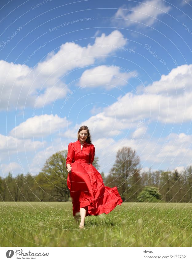 Maike feminin Frau Erwachsene 1 Mensch Himmel Wolken Schönes Wetter Wiese Wald Kleid brünett langhaarig beobachten Erholung gehen Blick Freundlichkeit frisch