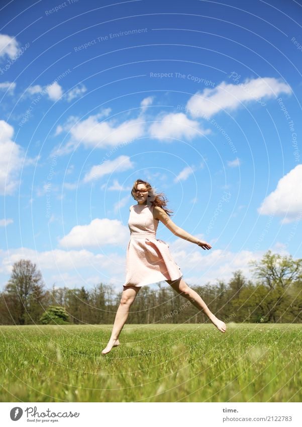 Lebenselixir | Young at Heart feminin Frau Erwachsene 1 Mensch Himmel Wolken Frühling Schönes Wetter Wiese Feld Wald Kleid Barfuß brünett langhaarig Bewegung