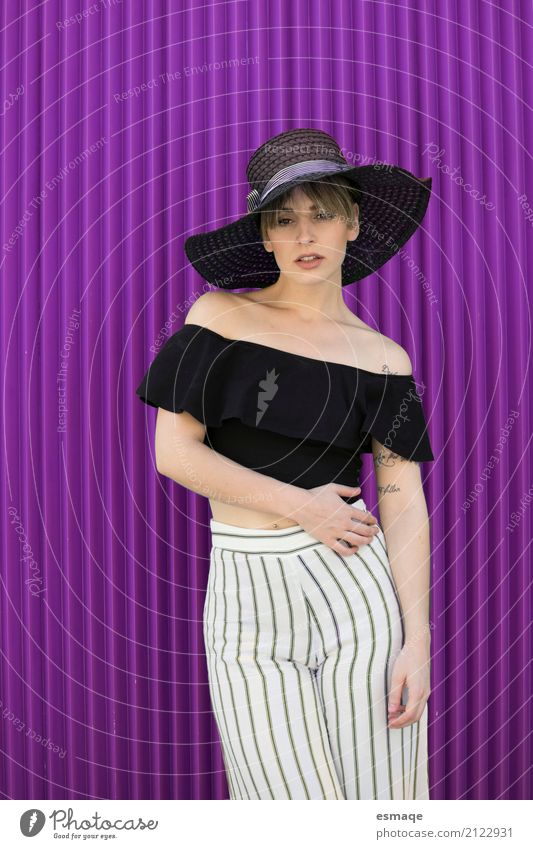 Frau mit Pamela auf Lila Hintergrund kaufen elegant Stil Design Ferien & Urlaub & Reisen Erwachsene Körper Mode Bekleidung Hut Coolness modern retro Erotik