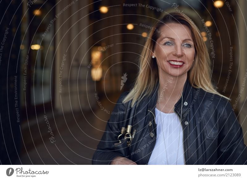 Attraktive modische Frau, die durch einen Säulengang geht Glück Sommer Erwachsene 1 Mensch 30-45 Jahre Jacke Sonnenbrille blond Lächeln stehen trendy attraktiv