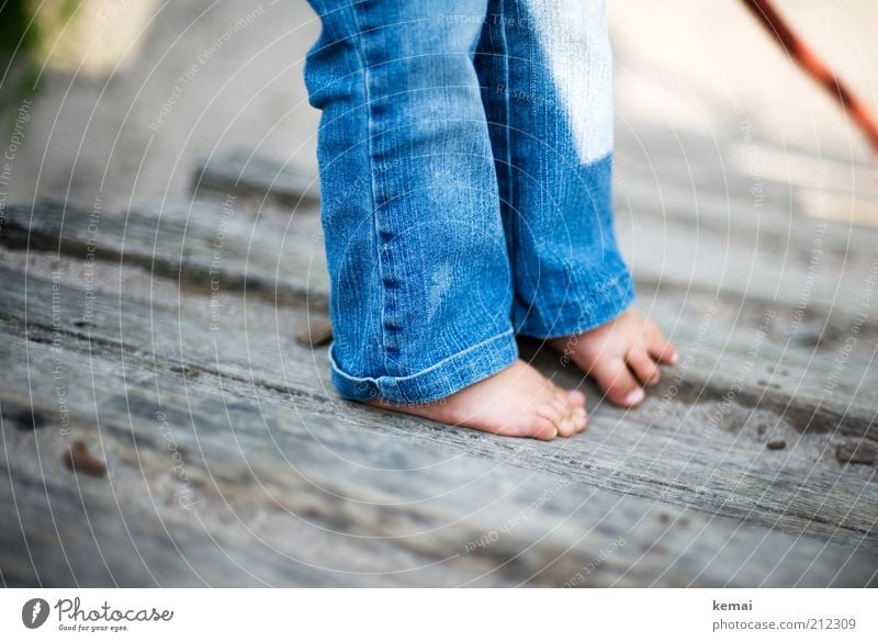 Barfuss klettern Freizeit & Hobby Spielen Spielplatz Seil abseilen Mensch Kind Kleinkind Mädchen Kindheit Beine Fuß 1 1-3 Jahre Jeanshose Holz stehen klein