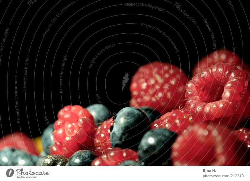 Beerenhunger Lebensmittel Frucht Himbeeren Blaubeeren Ernährung Bioprodukte Vegetarische Ernährung frisch lecker süß blau rot schwarz Vitamin Farbfoto