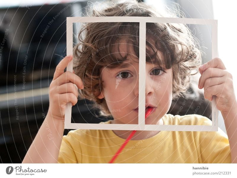 alles noch im rahmen Mensch Kind Junge 1 3-8 Jahre Kindheit brünett Locken Blick lustig braun gelb weiß Freude Fröhlichkeit Lebensfreude Freizeit & Hobby Rahmen