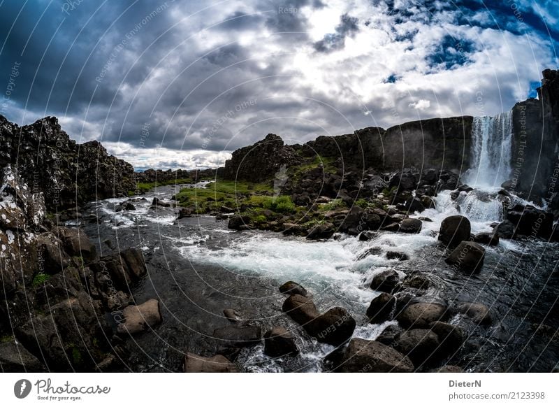 Thingvellir Umwelt Landschaft Wasser Himmel Wolken Sommer Wetter Schönes Wetter Pflanze Gras Felsen Schlucht Wasserfall blau grün schwarz weiß Island dramatisch