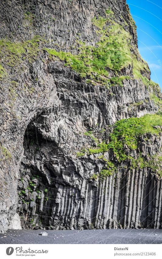 Basalt Umwelt Natur Urelemente Sommer Wetter Schönes Wetter Pflanze Gras Moos Felsen Berge u. Gebirge blau grau grün vulkanisch Säule Felswand erstarren Höhle