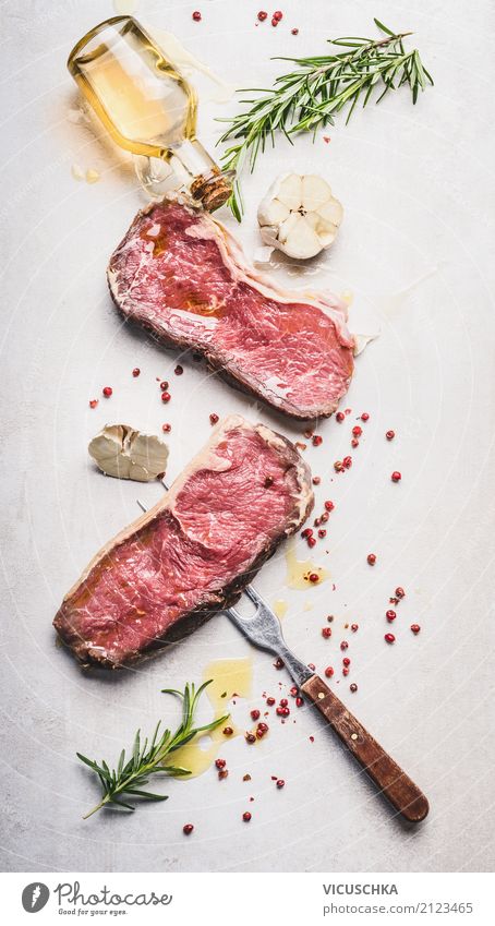 Rindersteak mit Öl und Zutaten Lebensmittel Fleisch Kräuter & Gewürze Ernährung Geschäftsessen Picknick Bioprodukte Geschirr Stil Design Gesunde Ernährung Tisch