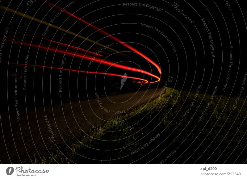 farmers best friend Technik & Technologie Fortschritt Zukunft Umwelt Natur Landschaft Gras außergewöhnlich grün rot schwarz bizarr Nacht Licht Straße Verkehr