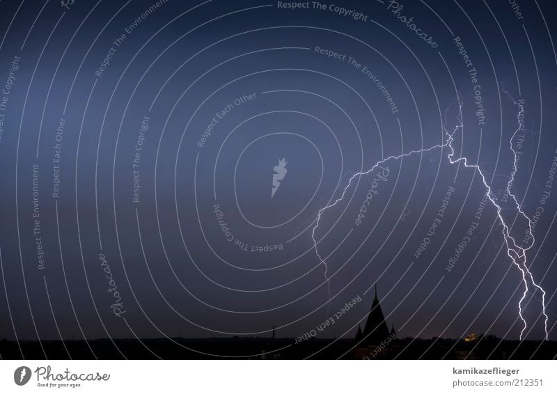 doppelschlag Umwelt Natur Urelemente Gewitterwolken Nachthimmel Sommer Wetter schlechtes Wetter Unwetter Blitze Stadt Hauptstadt Stadtrand Kirche Dach groß