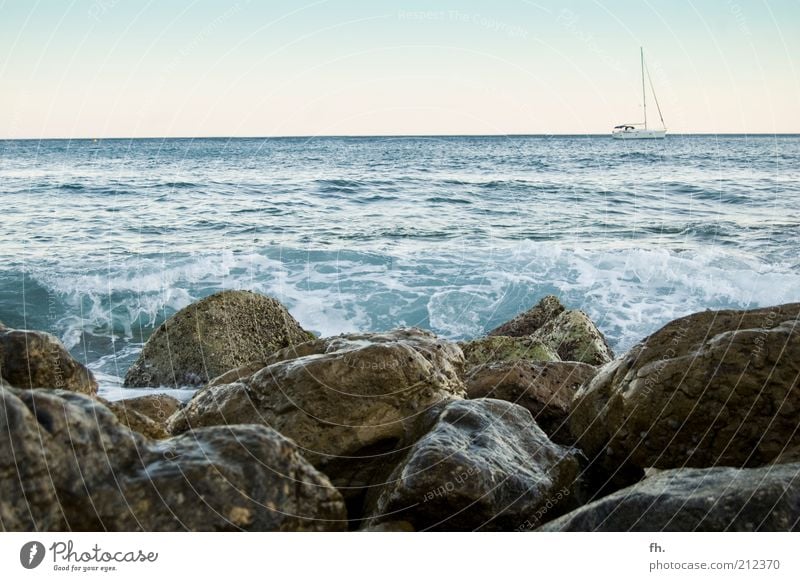 YACHTUNG Wassersport Segeln Wolkenloser Himmel Horizont Sonnenlicht Sommer Schönes Wetter Wärme Felsen Küste Meer Mittelmeer Schifffahrt Jacht Segelboot