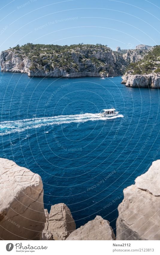 Fernweh Umwelt Landschaft Luft Wasser Himmel Sommer Schönes Wetter Küste Meer Schifffahrt Bootsfahrt Passagierschiff Fischerboot Sportboot Wasserfahrzeug