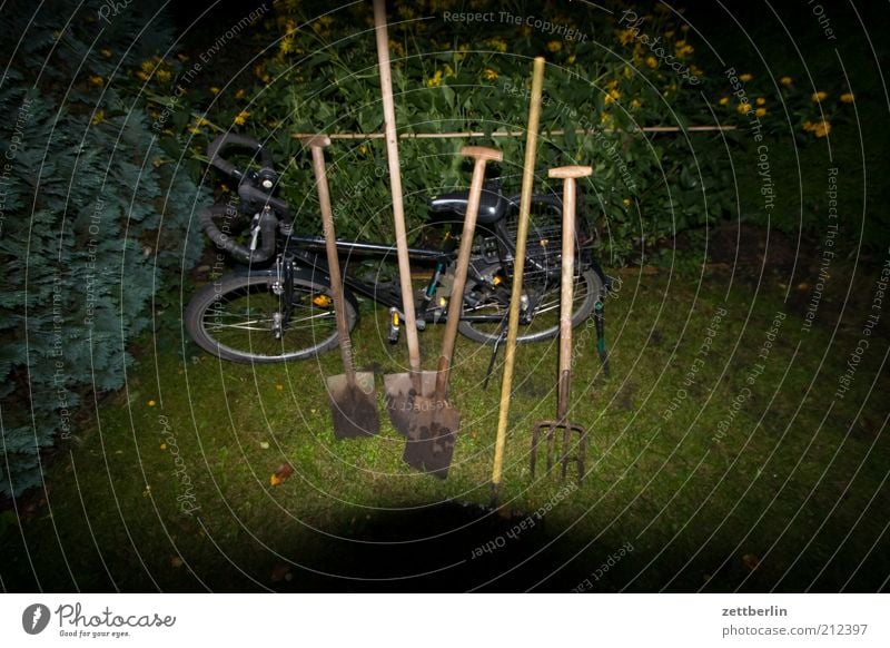 Schippe und so Garten Gartenarbeit Arbeit & Erwerbstätigkeit Spaten Schaufel Gabel Besen Besenstiel Fahrrad Schrebergarten Hecke Nacht parken Pause Feierabend