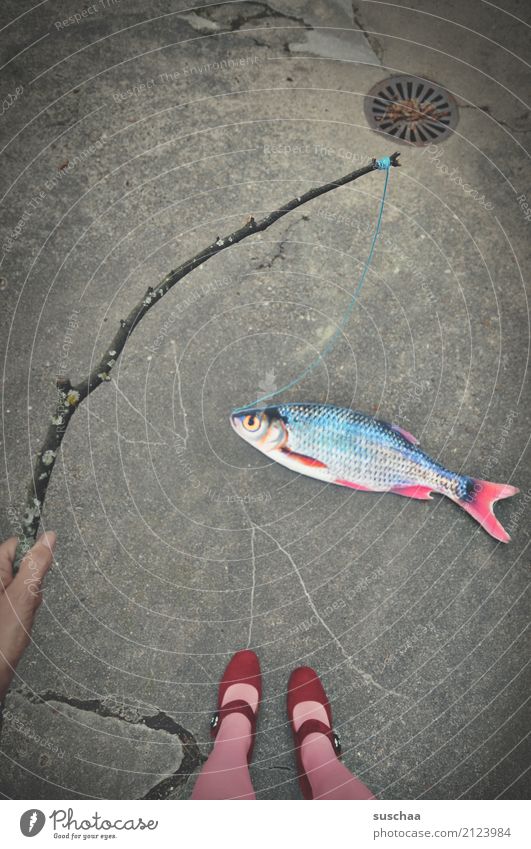 fisch an land (3) Fisch Attrappe Papier falsch Surrealismus seltsam Beine Fuß Schuhe Strümpfe stehen Außenaufnahme weiblich Straße Angelrute Stock Ast Schnur