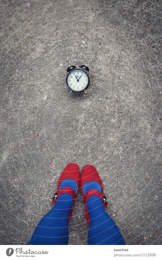 und täglich grüßt das weckgerät ... Wecker Uhr Zeit aufstehen weckruf Symbole & Metaphern zeitumstellung Sommer Winter Müdigkeit zeitmangel klingeln Signal laut