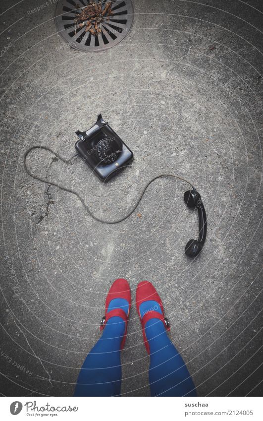 dringendes gespräch (2) Telefon telefonieren Telefongespräch sprechen leitung bakelittelefon Telefonhörer Unfall alt retro antik altehrwürdig Surrealismus