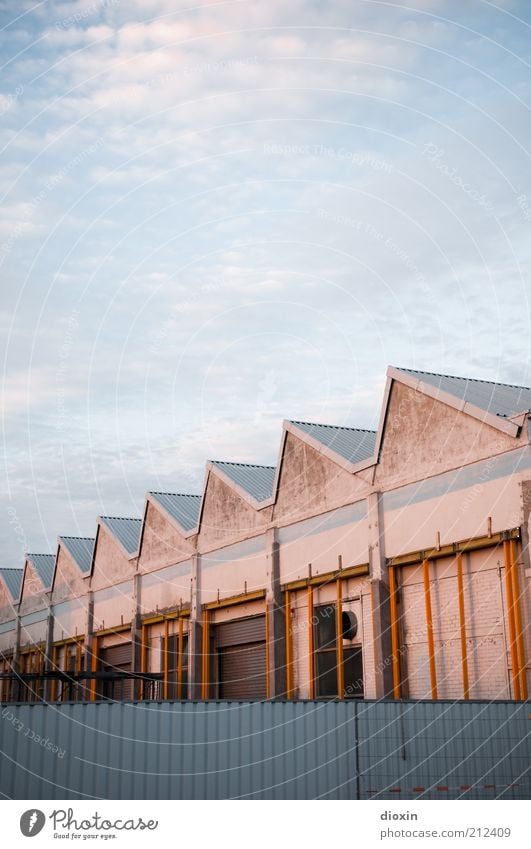 \/\/\/\/\/\/\/\ Himmel Wolken Sommer Mannheim Hafenstadt Menschenleer Haus Bauwerk Gebäude Architektur Lager Lagerhalle Lagerhaus Mauer Wand Dach Zaun