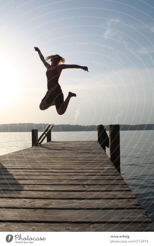 Springwut feminin Körper 1 Mensch Natur Landschaft Wasser Himmel Wolkenloser Himmel Sonne Sonnenlicht Sommer Blick springen Coolness fantastisch Glück lustig