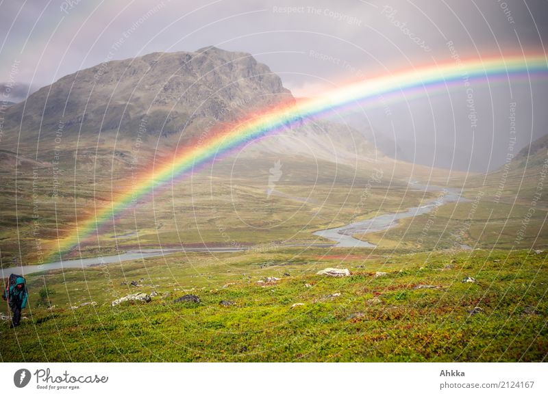 Mensch am Anfang des Regenbogens, Tal, Panorama, Regen 1 Natur Landschaft Urelemente Wetter Berge u. Gebirge Lappland entdecken Kommunizieren leuchten