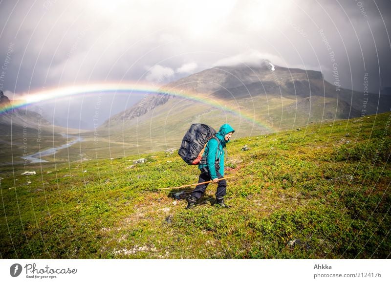 Regenbogen, Junge Frau, Regen, Tal, Fjäll, Wandern, Abenteuer Mensch Jugendliche Natur Landschaft Urelemente Unwetter Berge u. Gebirge Schweden entdecken