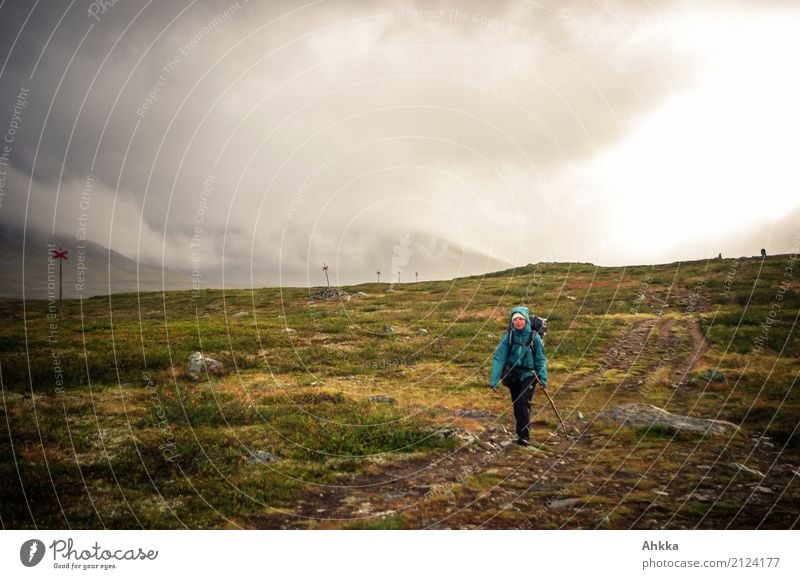 Regentage Ferien & Urlaub & Reisen Abenteuer Berge u. Gebirge wandern Junge Frau Jugendliche Natur Landschaft Urelemente Herbst schlechtes Wetter Unwetter Wind