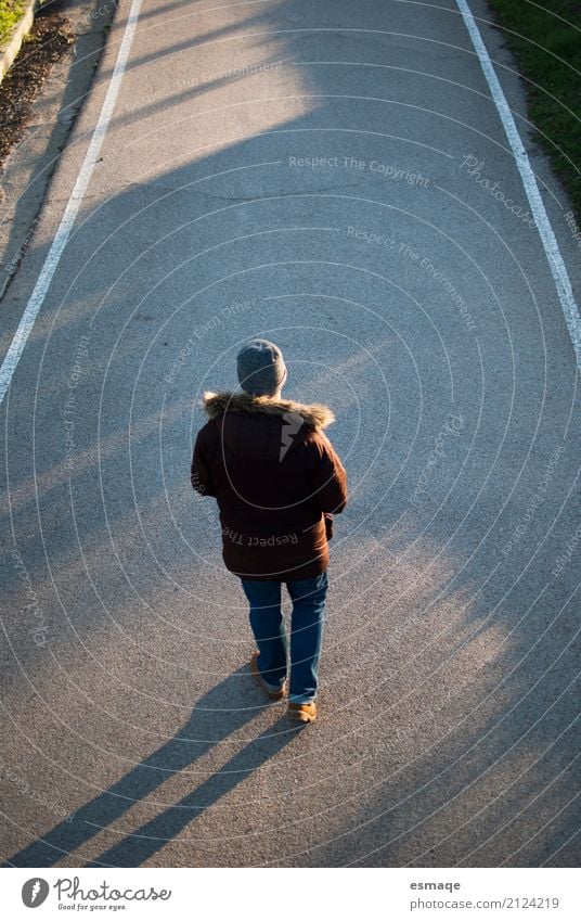 Mann, der auf Straße geht Lifestyle Freude maskulin Junger Mann Jugendliche Erwachsene Hut beobachten Beratung außergewöhnlich chico hombre Hexensabbat invierno