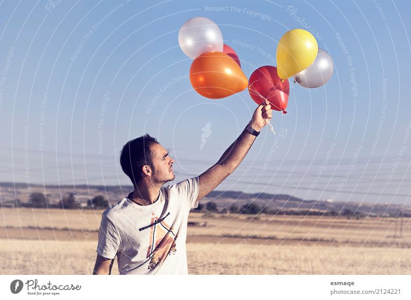 Junge mit Ballons Lifestyle Freude Tourismus Ausflug Abenteuer Freiheit Expedition Sommer Sommerurlaub Berge u. Gebirge Mensch maskulin Junger Mann Jugendliche