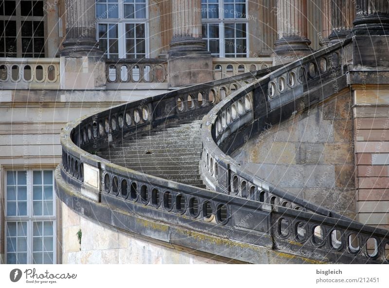 Treppe Haus Freitreppe Fassade Fenster Säule braun grau gehen Farbfoto Außenaufnahme Gebäude Wand Geländer historisch Historische Bauten alt Menschenleer Tag