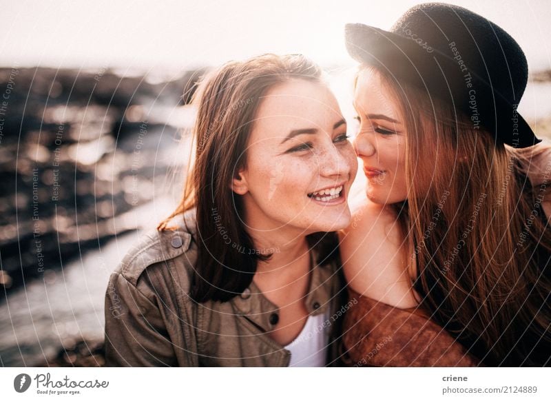 Zwei weibliche beste Freunde, die Spaß zusammen haben Lifestyle Freude Freizeit & Hobby Strand Mensch feminin Junge Frau Jugendliche Erwachsene Freundschaft 2