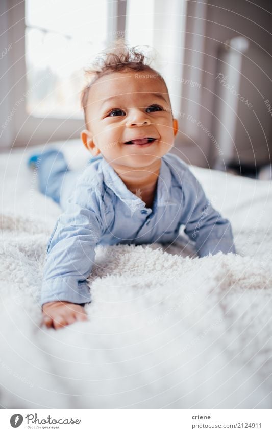 Netter kleiner Junge, der auf das Bettlächeln kriecht Lifestyle Glück Schlafzimmer Kind Baby Kleinkind Kindheit Lächeln hell niedlich Nachkommen neugeboren Sohn