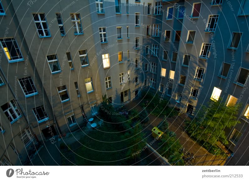 Hinterhof Wohnung Haus Stadt Hauptstadt Gebäude Architektur Mauer Wand Blick hinterhaus Vorderseite Fensterfront Nachbar erleuchten Erkenntnis dunkel Innenhof