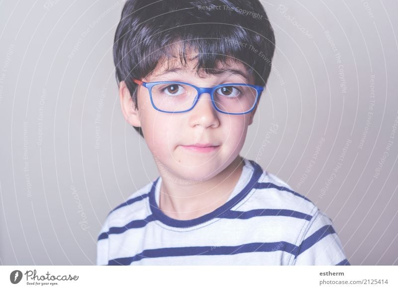 Glücklicher Junge mit Brille Lifestyle Wellness Leben Kind Mensch maskulin Kleinkind Kindheit 1 3-8 Jahre Lächeln träumen Freundlichkeit Fröhlichkeit kuschlig