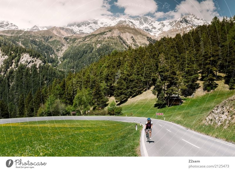 Rauf geht´s Ferien & Urlaub & Reisen Fahrradtour Fahrradfahren Frau Erwachsene 18-30 Jahre Jugendliche Natur Himmel Sommer Schönes Wetter Alpen Berge u. Gebirge