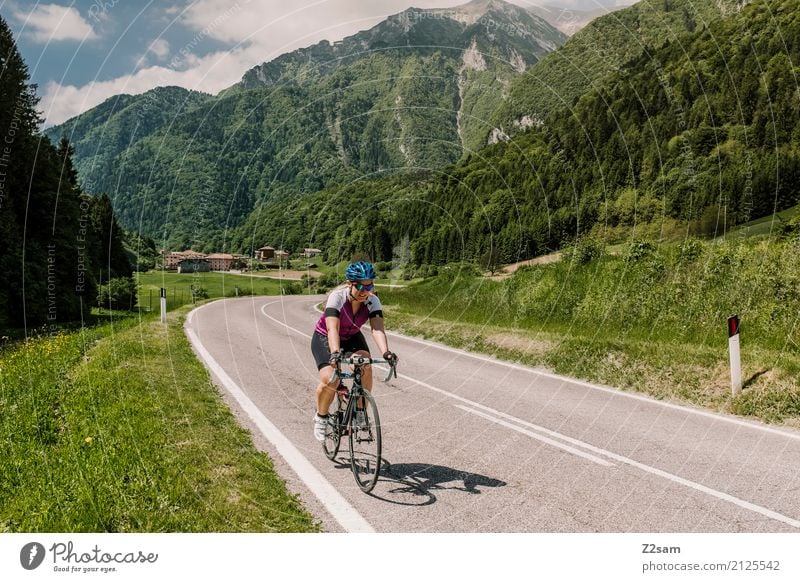 fast oben Freizeit & Hobby Ferien & Urlaub & Reisen Ausflug Abenteuer Sommerurlaub Berge u. Gebirge Sport Fahrradfahren Junge Frau Jugendliche 18-30 Jahre