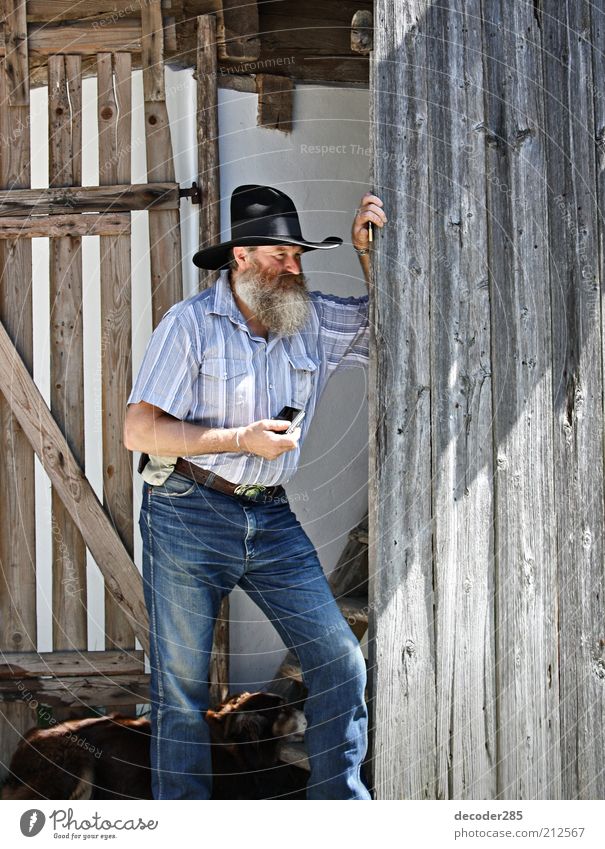 Fröschl Sepp – Cowboy Mensch maskulin Männlicher Senior Mann Bart 1 45-60 Jahre Erwachsene Rockabilly Sonnenlicht Sommer Schönes Wetter Hütte Mauer Wand Hose