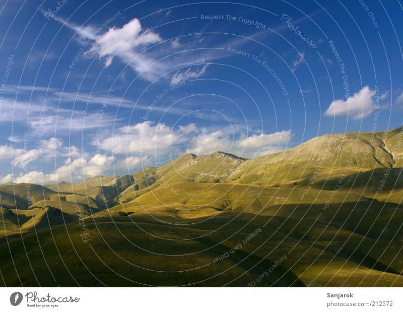 Here I've found my freedom. Umwelt Natur Alm Alpen Apenninen Berge u. Gebirge Grasland Weide Ferne Freiheit Frieden Gipfel Sommer Hügel Italien Landschaft ruhig