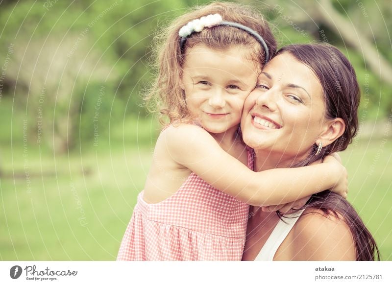 Glückliche Mutter und Tochter spielen tagsüber im Park. Konzept der Feier Müttertag . Lifestyle Freude schön Gesicht Freizeit & Hobby Spielen Sommer Kind Mensch