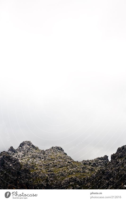 Gebirge Umwelt Natur Landschaft Himmel Hügel Felsen Berge u. Gebirge Gipfel Einsamkeit Mallorca Spanien Farbfoto Gedeckte Farben Außenaufnahme Menschenleer