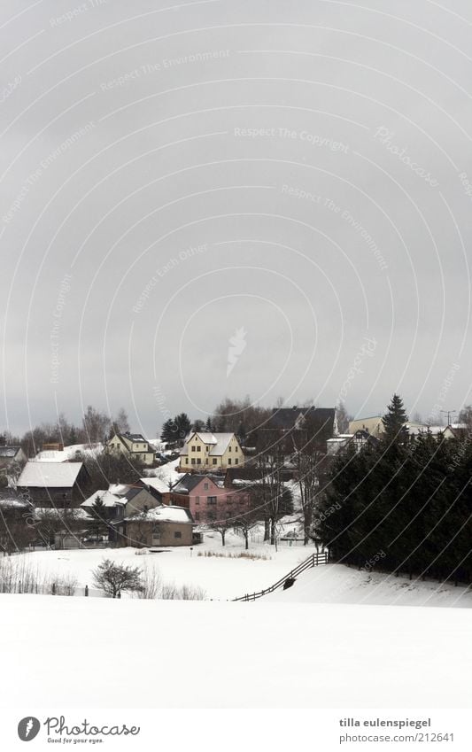 fühlt sich grad so an Winter Häusliches Leben Haus Natur schlechtes Wetter Schnee Feld Dorf Menschenleer dunkel klein trist ruhig kalt stagnierend Stimmung