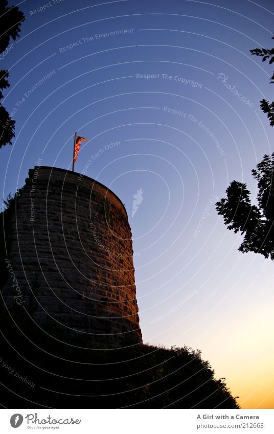 Minnesang und Schwerterklang Stadtrand Altstadt Menschenleer Ruine Turm Mauer Wand Sehenswürdigkeit Fahne alt fest rund blau gold schwarz einzigartig Stimmung